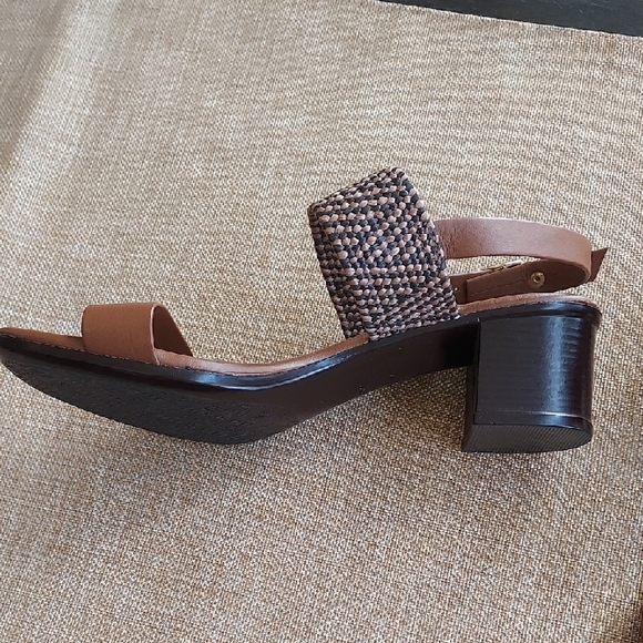 Italian Shoemakers Brown Woven Sandals - Picture 3 of 5